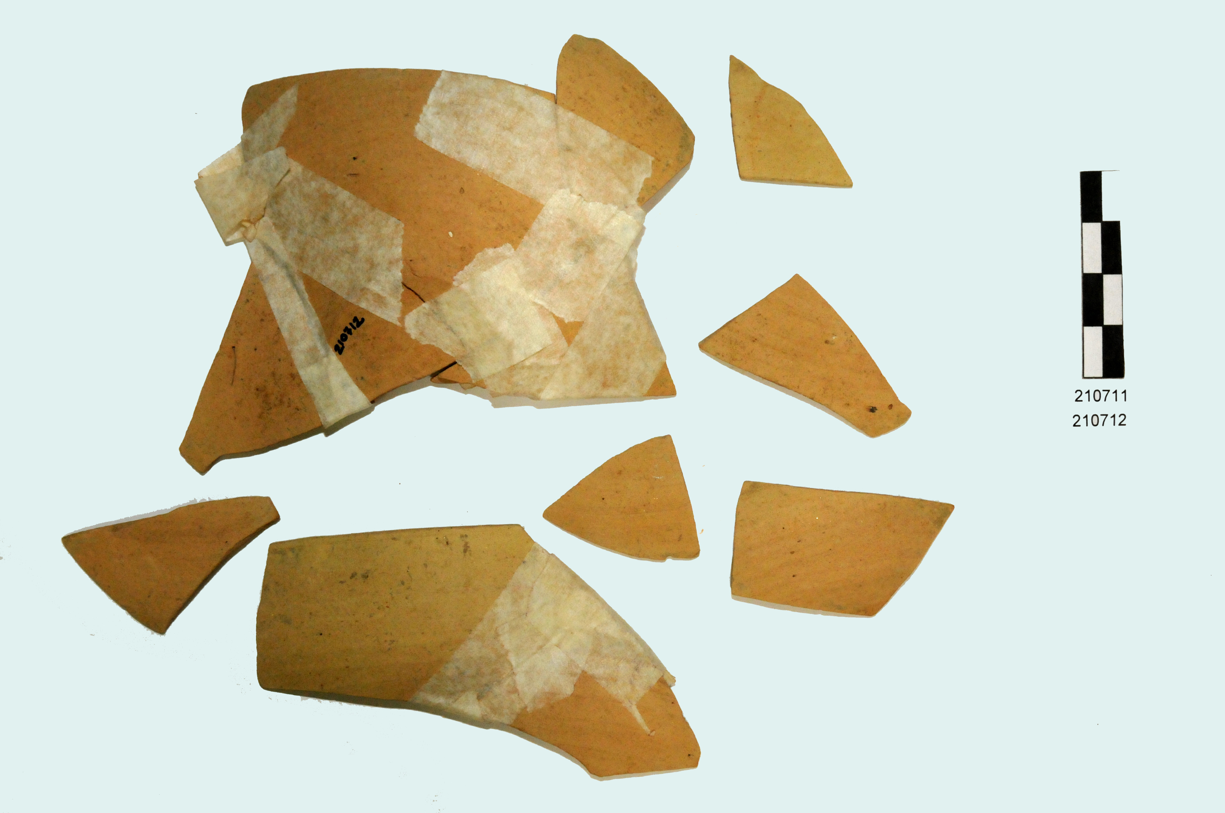 coppa, orlo/ fondo/ parete, simile Ricci 2/315, argilla chiara, rosate, molto depurate (I d.C)