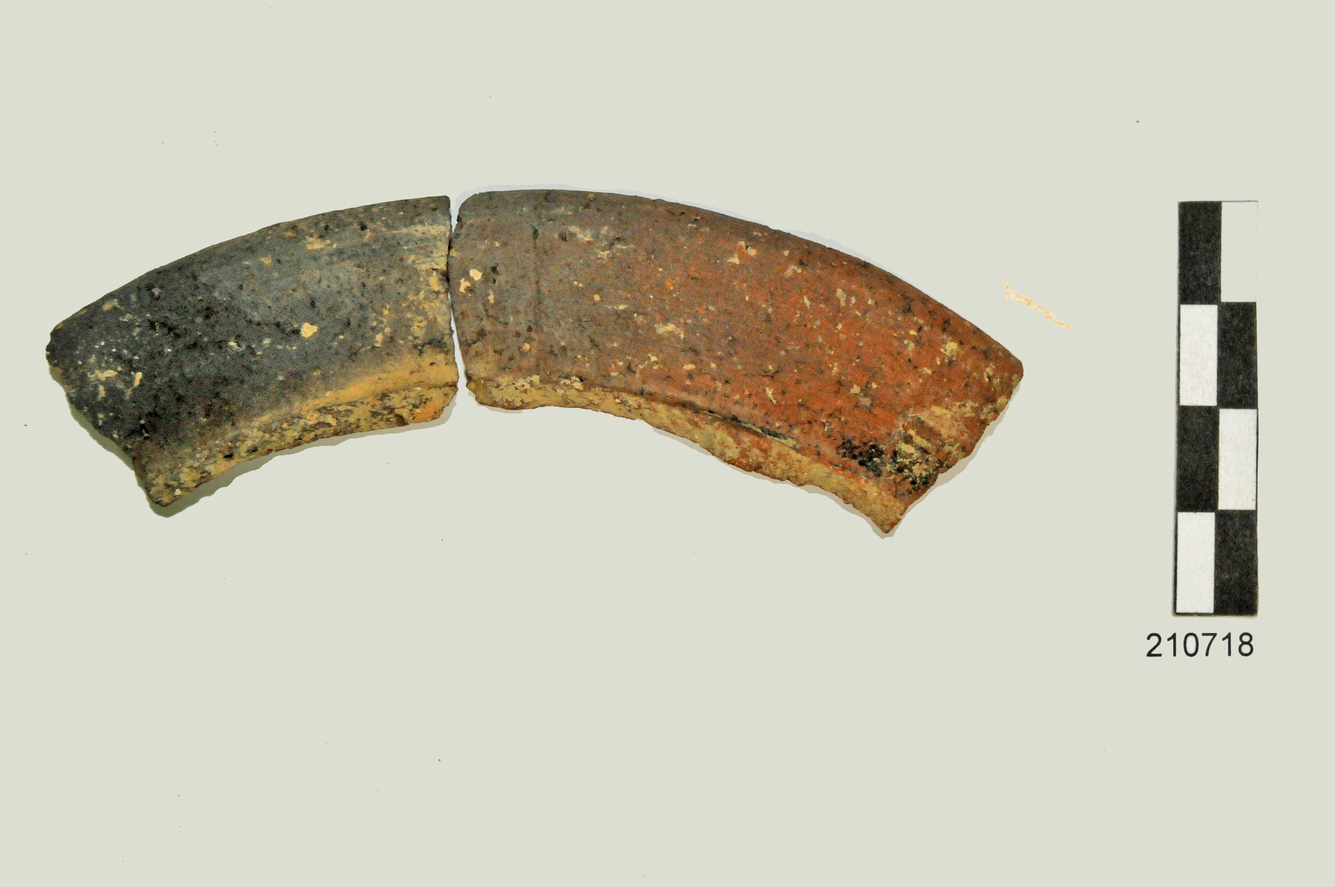 olla, orlo, argilla marrone, ricca di inclusi di piccole e medie dimensioni (I d.C - II d.C)