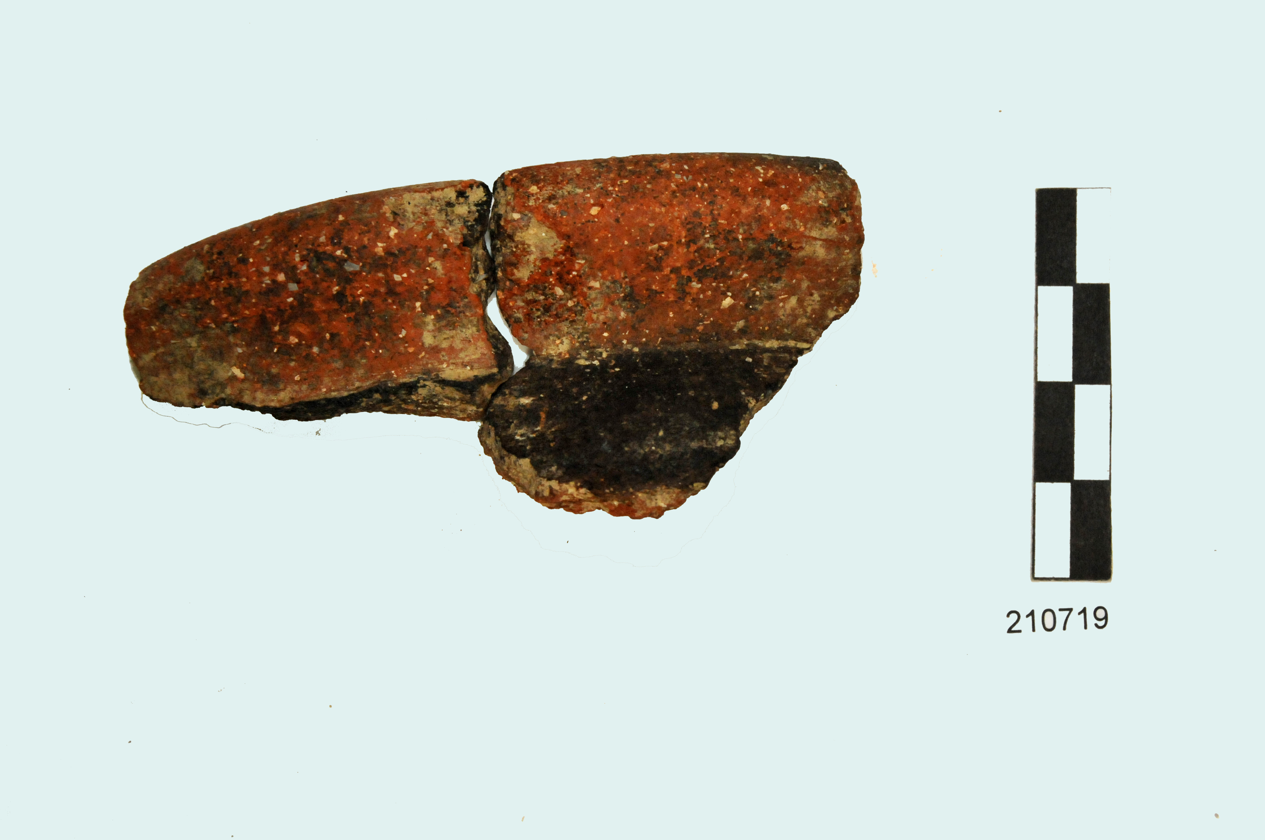 olla, orlo, argilla marrone ricca di inclusi di piccole e medie dimensioni (I d.C - II d.C)