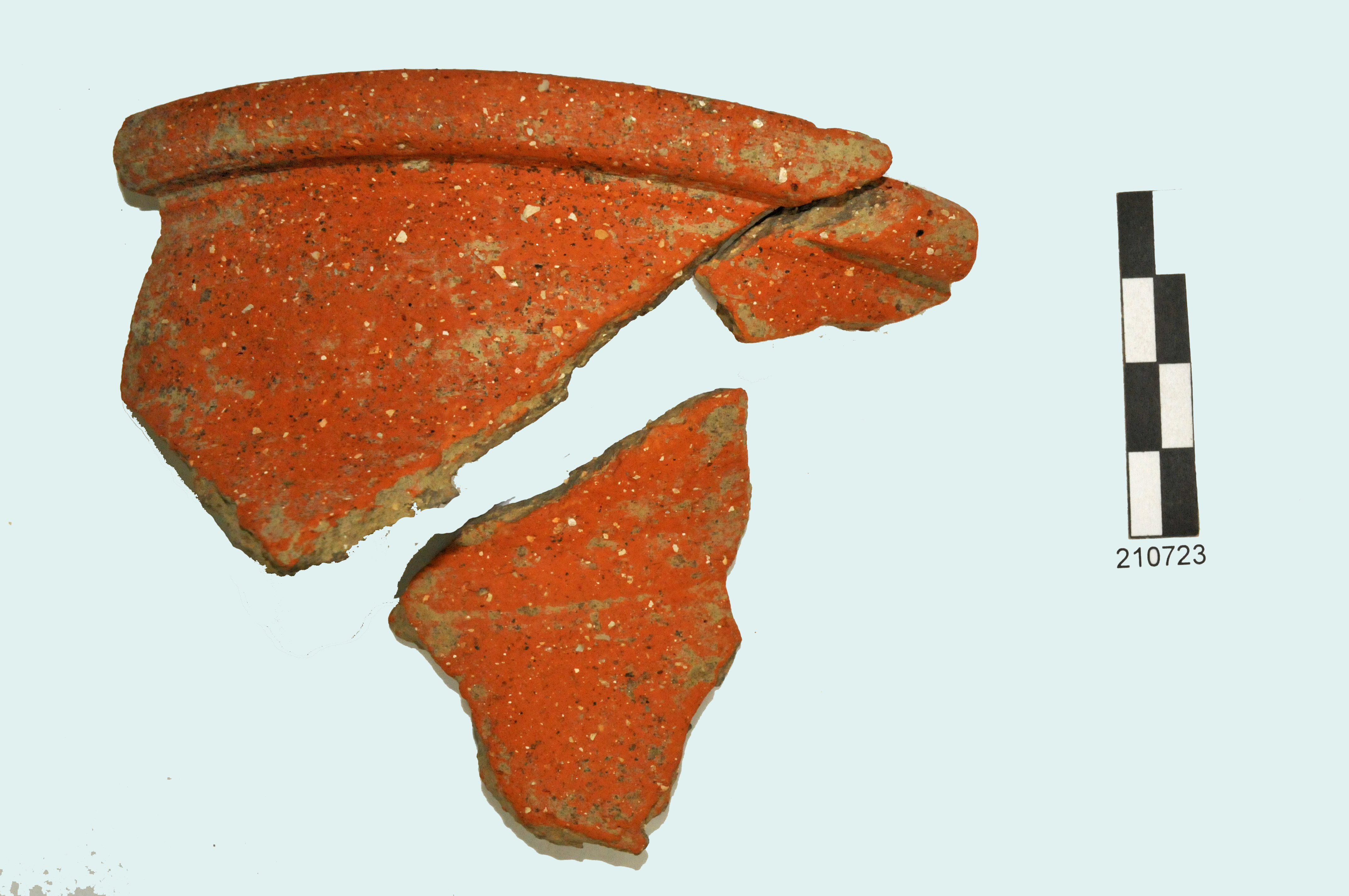 pentola, orlo, parete, argilla arancio/scuro, rozza, ricca di inclusi (I d.C)