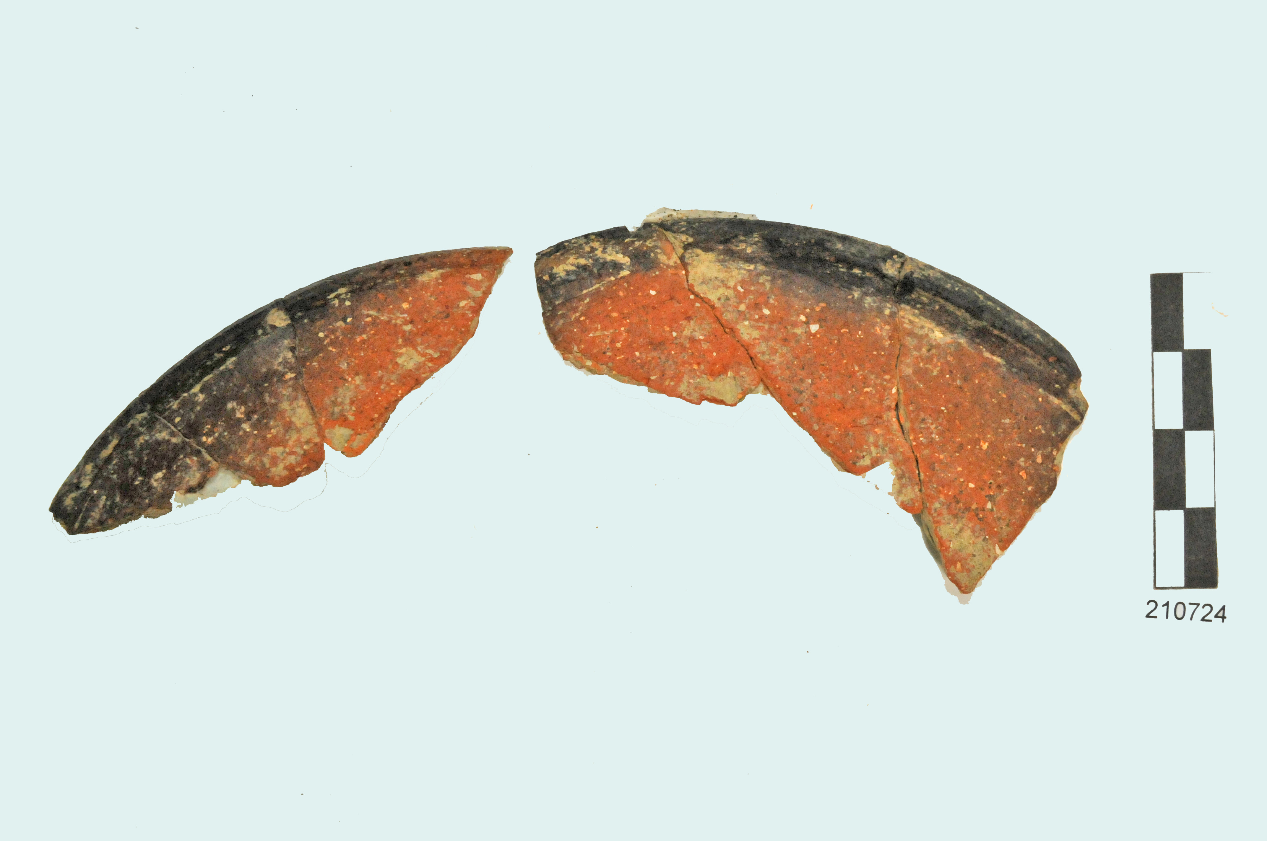 coperchio, orlo/parete, argilla arancio/marrone, rossa, dura, ricca di inclusi (I d.C - II d.C)