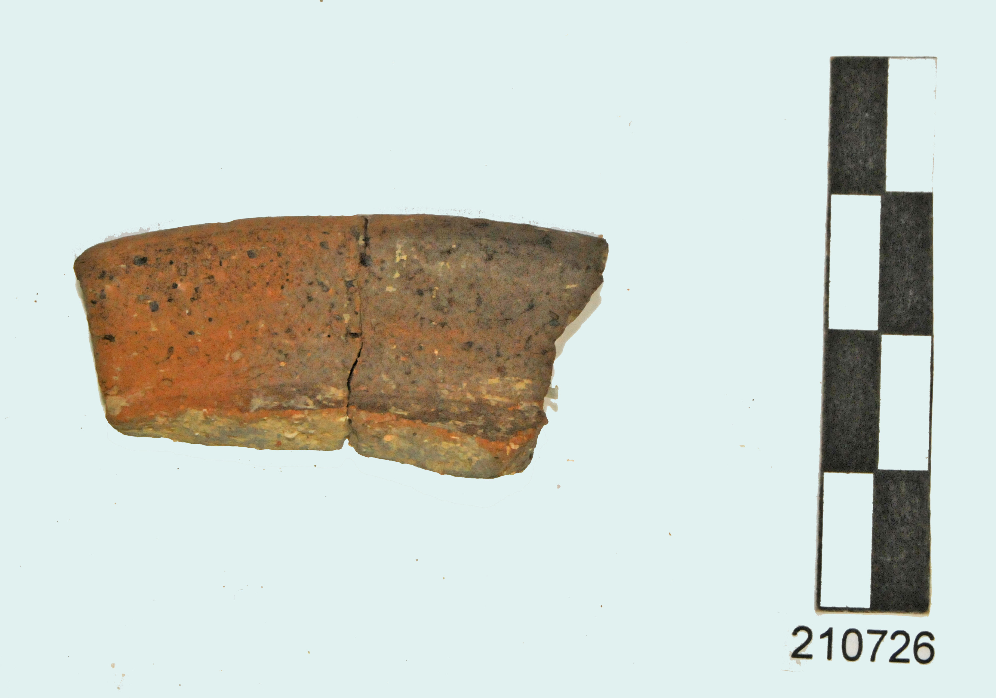 olla, orlo, argilla marrone scuro con tracce di bruciature (I d.C - II d.C)