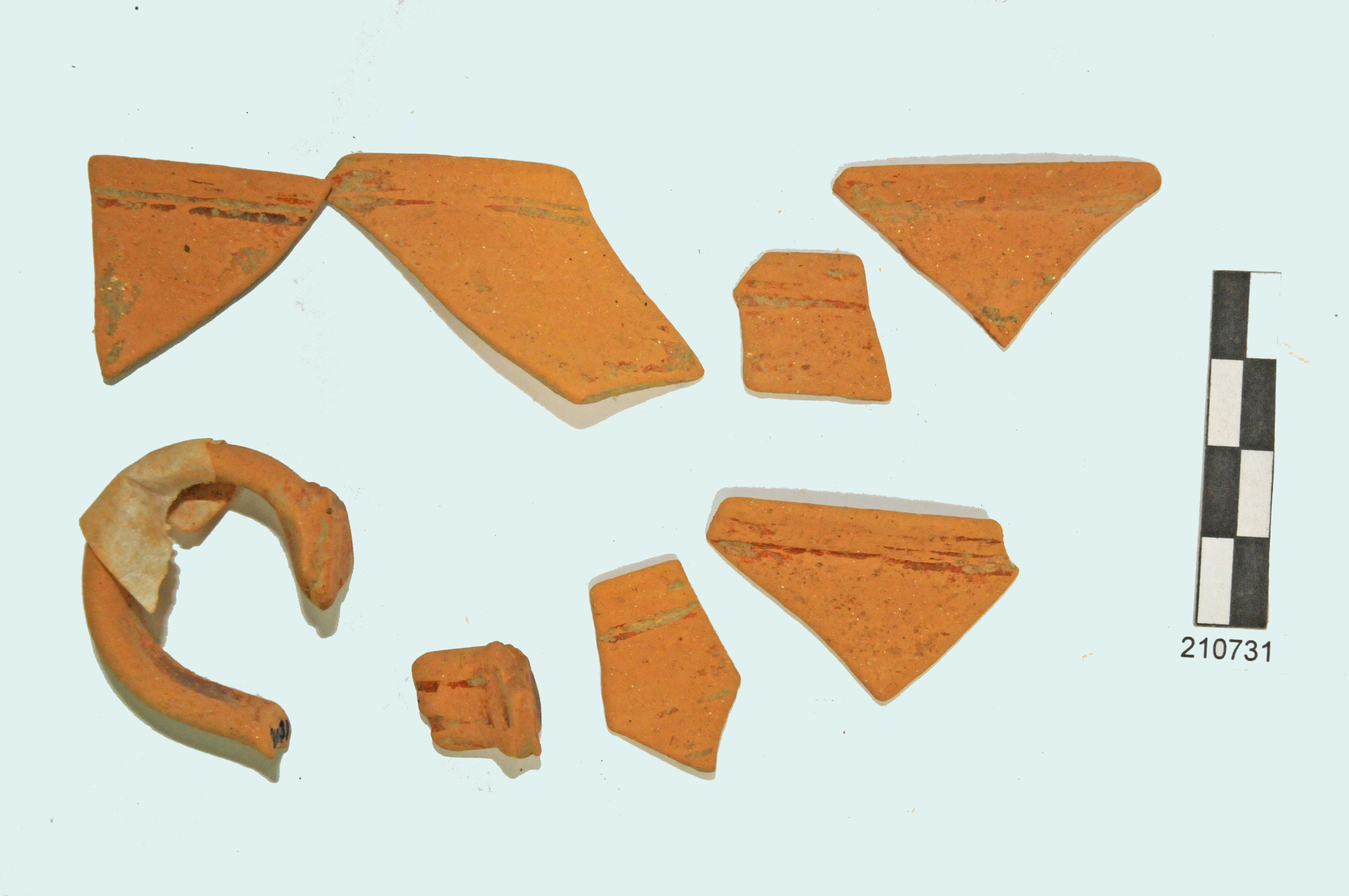 coppa, orlo/ansa/parete/simile EAA 2/222 pp300, tav. XCVI, fig. 10, Argilla sabbiosa di colore rosa, ingubbiatura rosso scuro (I d.C)