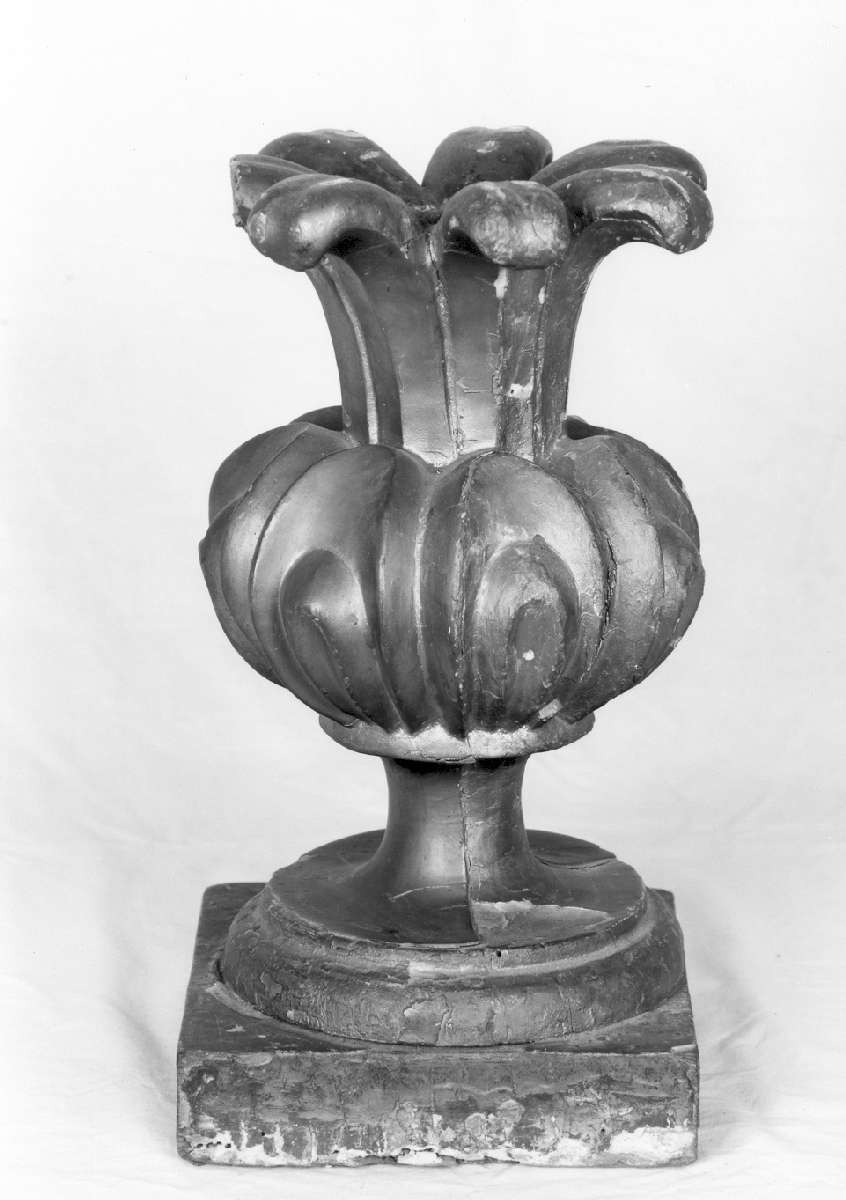 vaso d'altare con composizione floreale, serie - manifattura emiliana (seconda meta' sec. XIX)