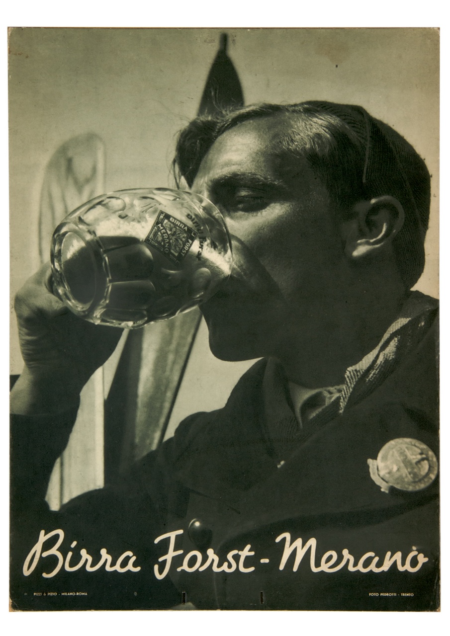 ritratto fotografico di militare sciatore mentre beve un boccale di birra (locandina) di Studio Fratelli Pedrotti (sec. XX)