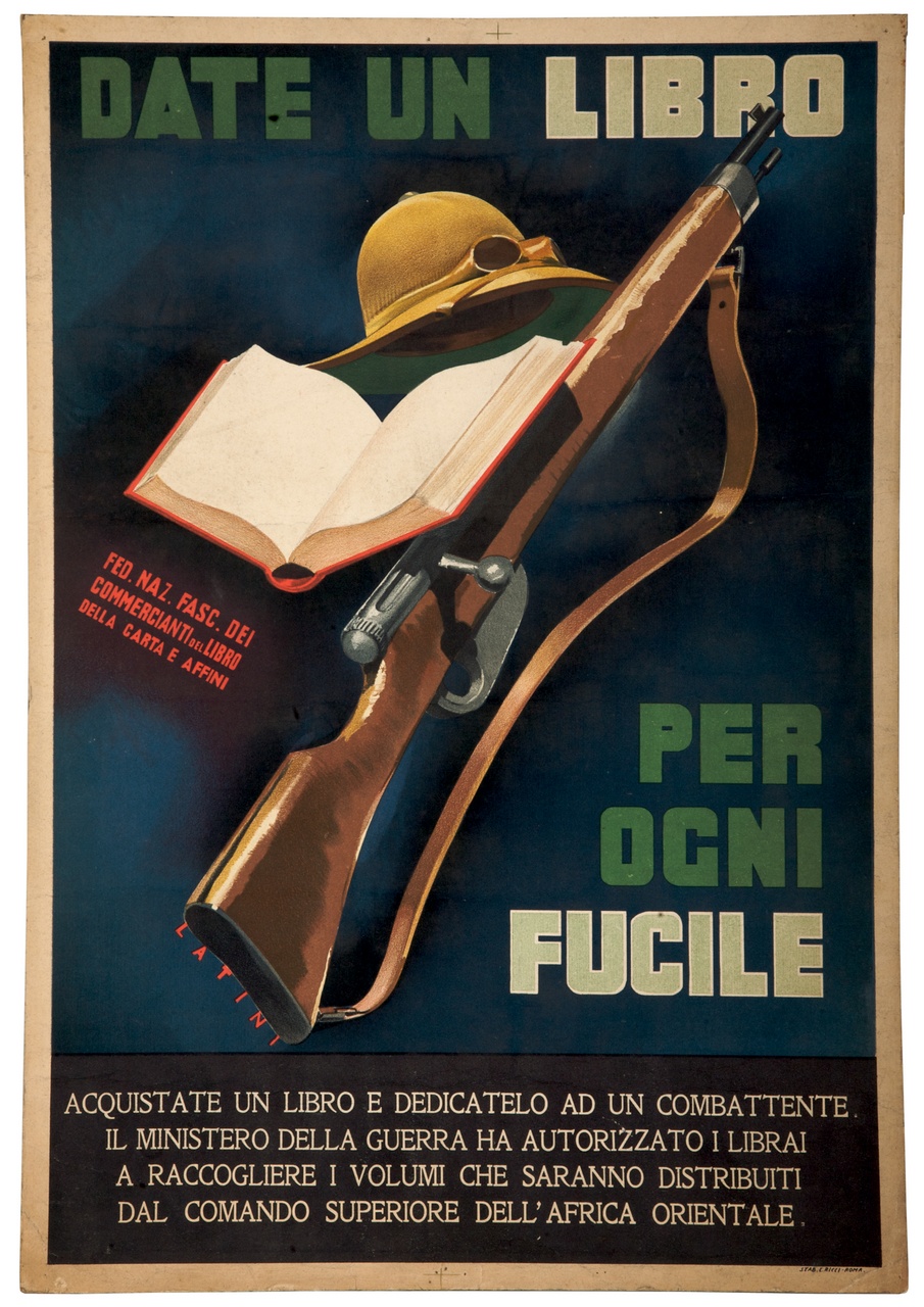 libro aperto con fucile e casco coloniale (locandina) di Latini Giuseppe (sec. XX)
