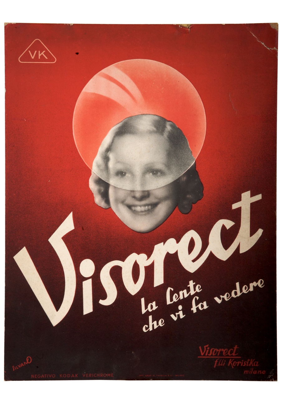 ritratto fotografico di donna sorridente sotto lente d'ingrandimento (locandina) di Silvano (sec. XX)