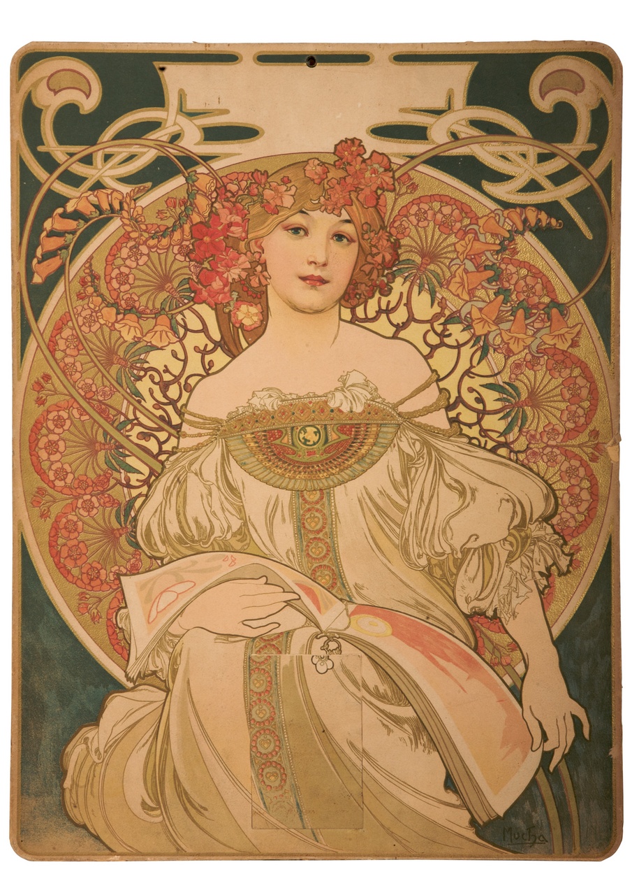 donna con fiori tra i capelli seduta sfoglia un album sullo sfondo di un intreccio floreale (locandina) di Mucha Alfons (sec. XIX)
