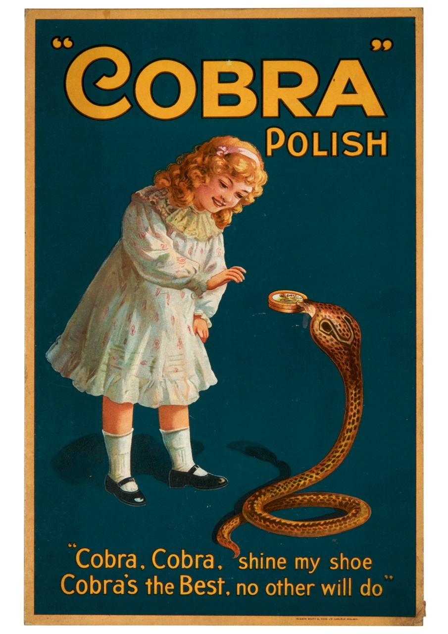 bambina bionda con abito bianco si avvicina ad un cobra che òe porge una confezione di lucido per calzature (tabella) - ambito inglese (prima metà sec. XX)
