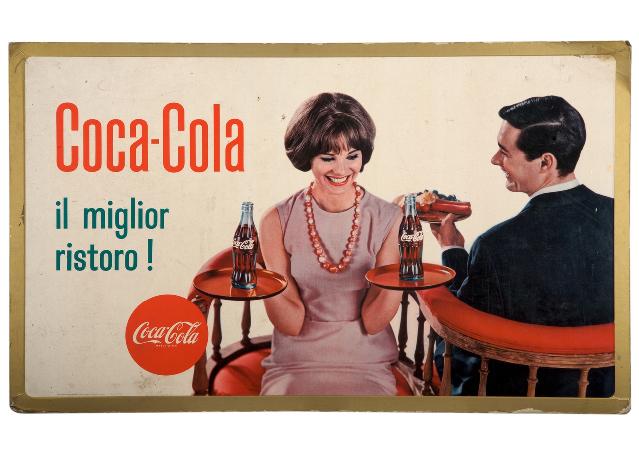 uomo e donna sorridenti si rifocillano con spuntino e Coca-Cola (tabella) - ambito americano (sec. XX)