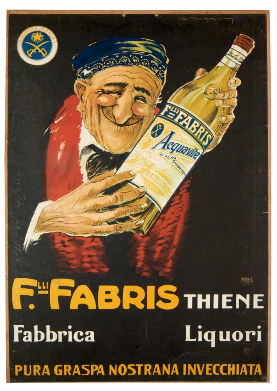 anziano sorridente mostra una bottiglia di grappa (locandina) di Muggiani Giorgio (sec. XX)