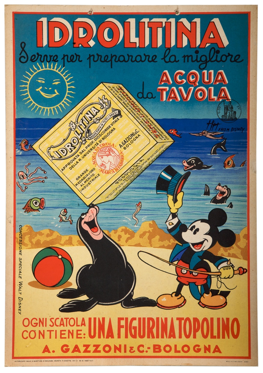 Topolino dirige una foca che sorregge con il naso una scatola tra la gioia di animali marini (locandina) di Disney Walt (sec. XX)