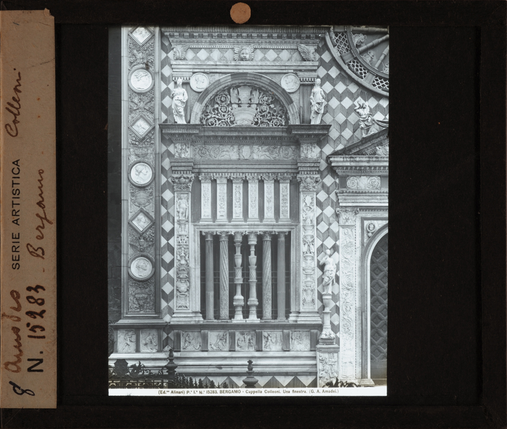Bergamo - Cappella Colleoni - particolare della facciata (diapositiva) di Amadeo, Giovanni Antonio, Alinari, Fratelli (stabilimento) (prima metà XX)