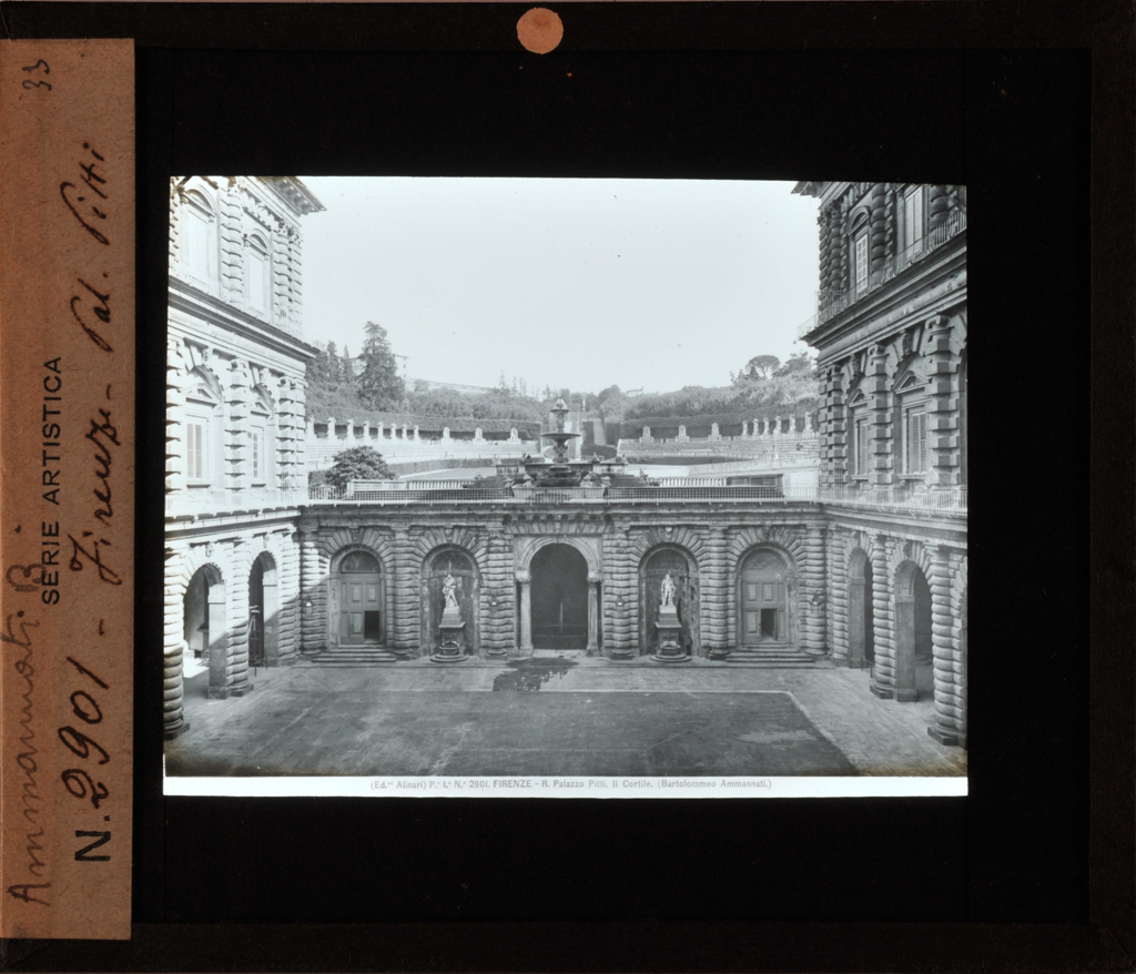Bartolomeo Ammannati - Palazzo Pitti - cortile (diapositiva) di Ammannati, Bartolomeo, Alinari, Fratelli (stabilimento) (prima metà XX)