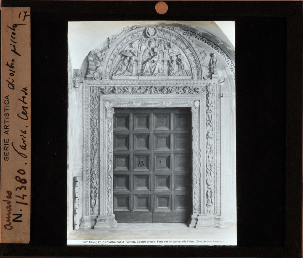 Pavia - chiostro piccolo della Certosa - porta con lunetta a rilievo raffigurante la Madonna col Bambino tra Santi e Certosini (diapositiva) di Amadeo, Giovanni Antonio, Fratelli Alinari I.D.E.A (stabilimento) (prima metà XX)