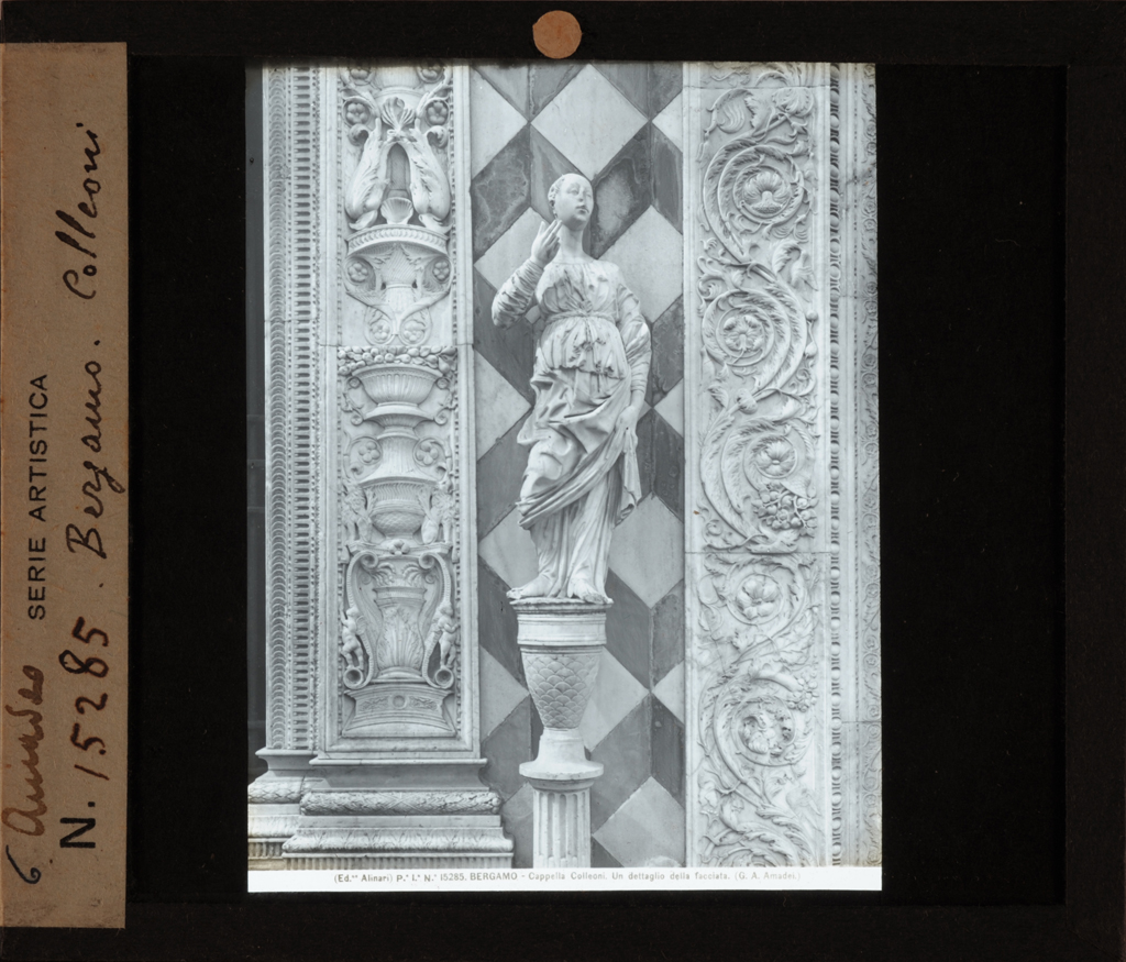 Cappella Colleoni - statua a destra del portale d'ingresso - allegoria femminile (diapositiva) di Amadeo, Giovanni Antonio, Alinari, Fratelli (stabilimento) (prima metà XX)