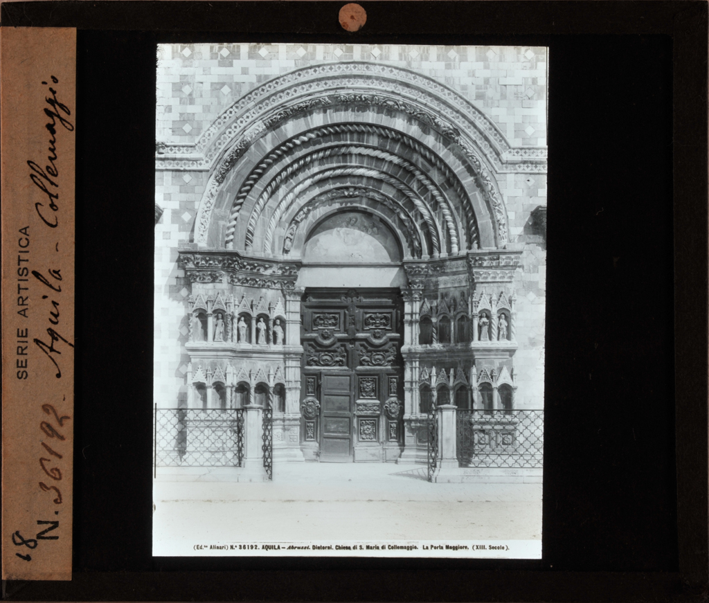 L'Aquila - basilica di Santa Maria di Collemaggio - portale maggiore (diapositiva) di Fratelli Alinari I.D.E.A. (Istituto di Edizioni Artistiche) (stabilimento) (prima metà XX)