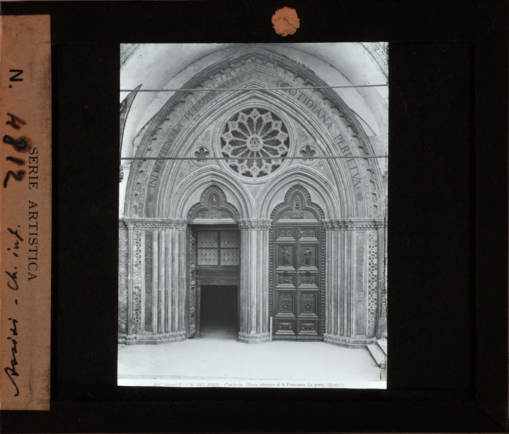 Assisi - Basilica inferiore di San Francesco - portale d'ingresso (diapositiva) di Alinari, Fratelli (stabilimento) (prima metà XX)
