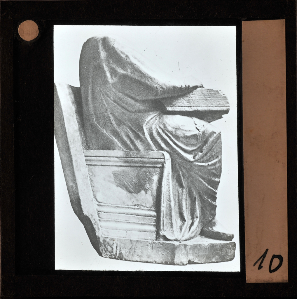 Arnolfo di Cambio - Scriba acefalo - frammento della fontana di Perugia (diapositiva) di Arnolfo di Cambio, Soprintendenza dell’Arte Medioevale e Moderna dell’Umbria (metà XX)