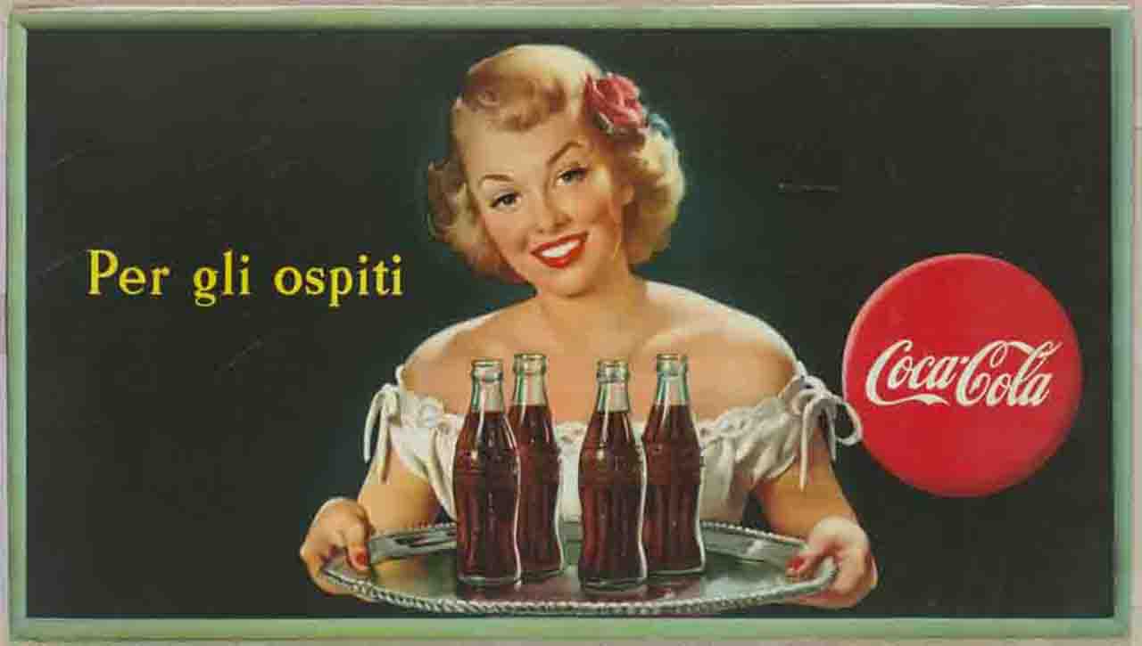 giovane donna offre bottigliette di Coca Cola su un vassoio (manifesto) - ambito italiano (sec. XX)