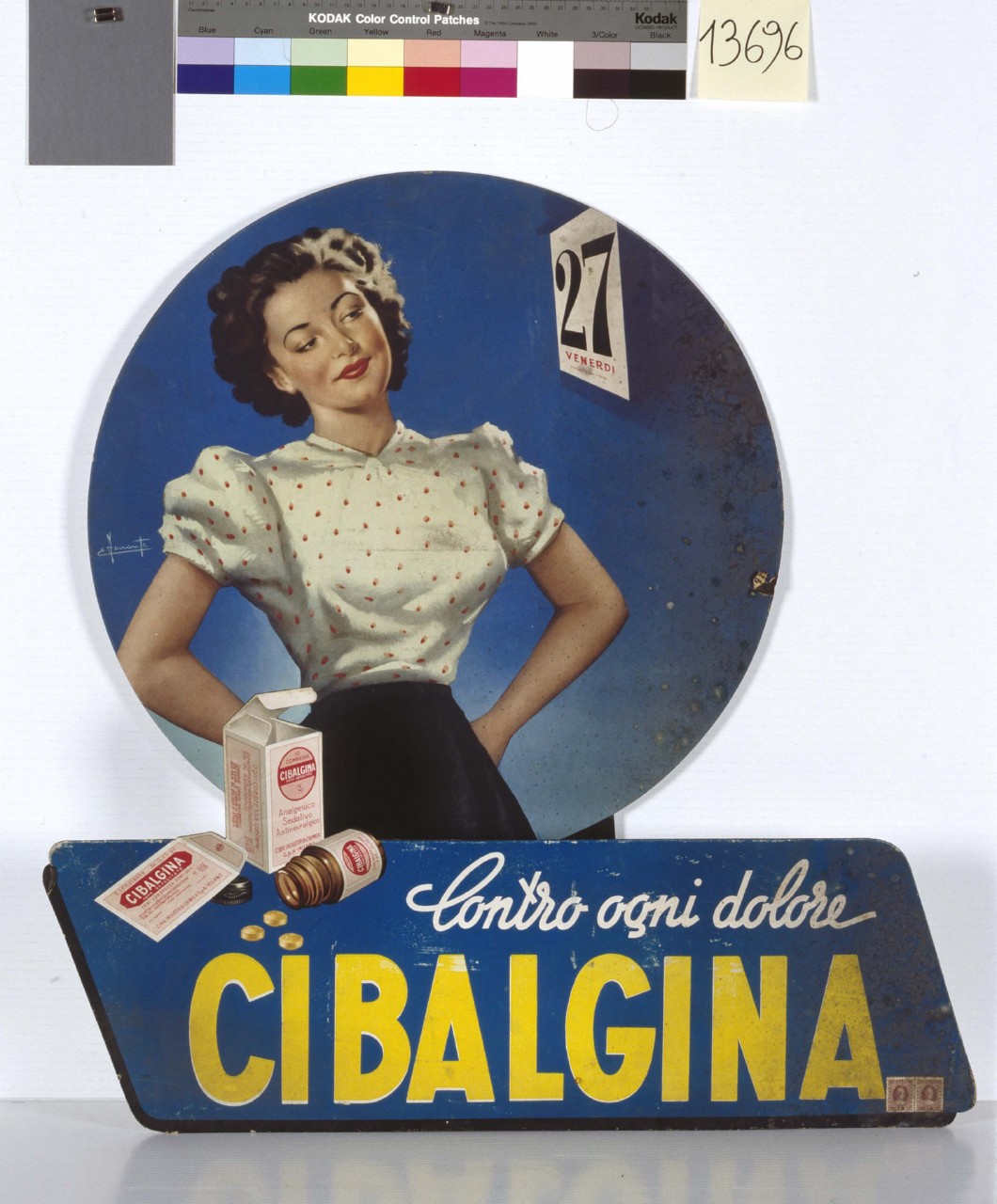 confezione aperta di pillole e sullo sfondo una giovane donna guarda il calendario (tabella) di Ferrante Erasmo (sec. XX)