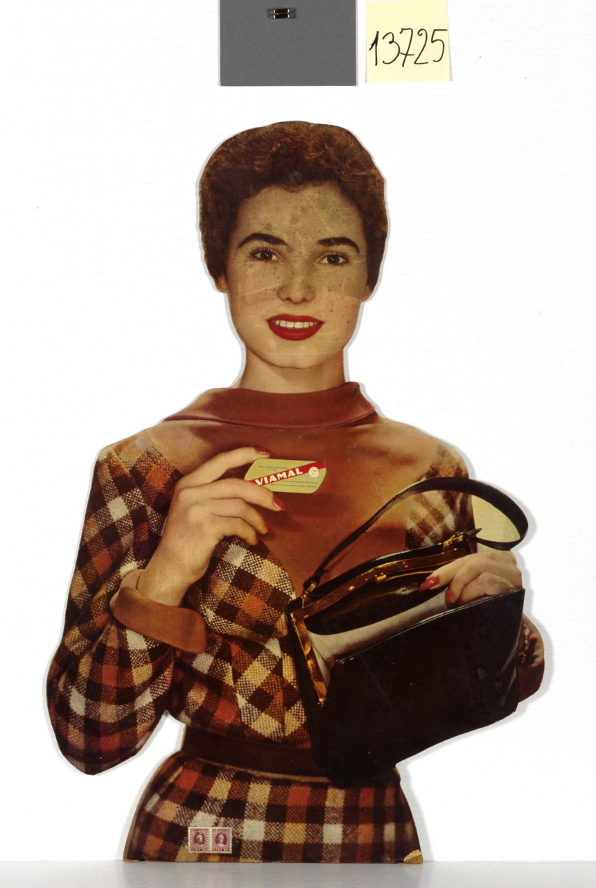 donna sorridente con borsetta mostra una confezione di compresse (tabella) - ambito italiano (sec. XX)