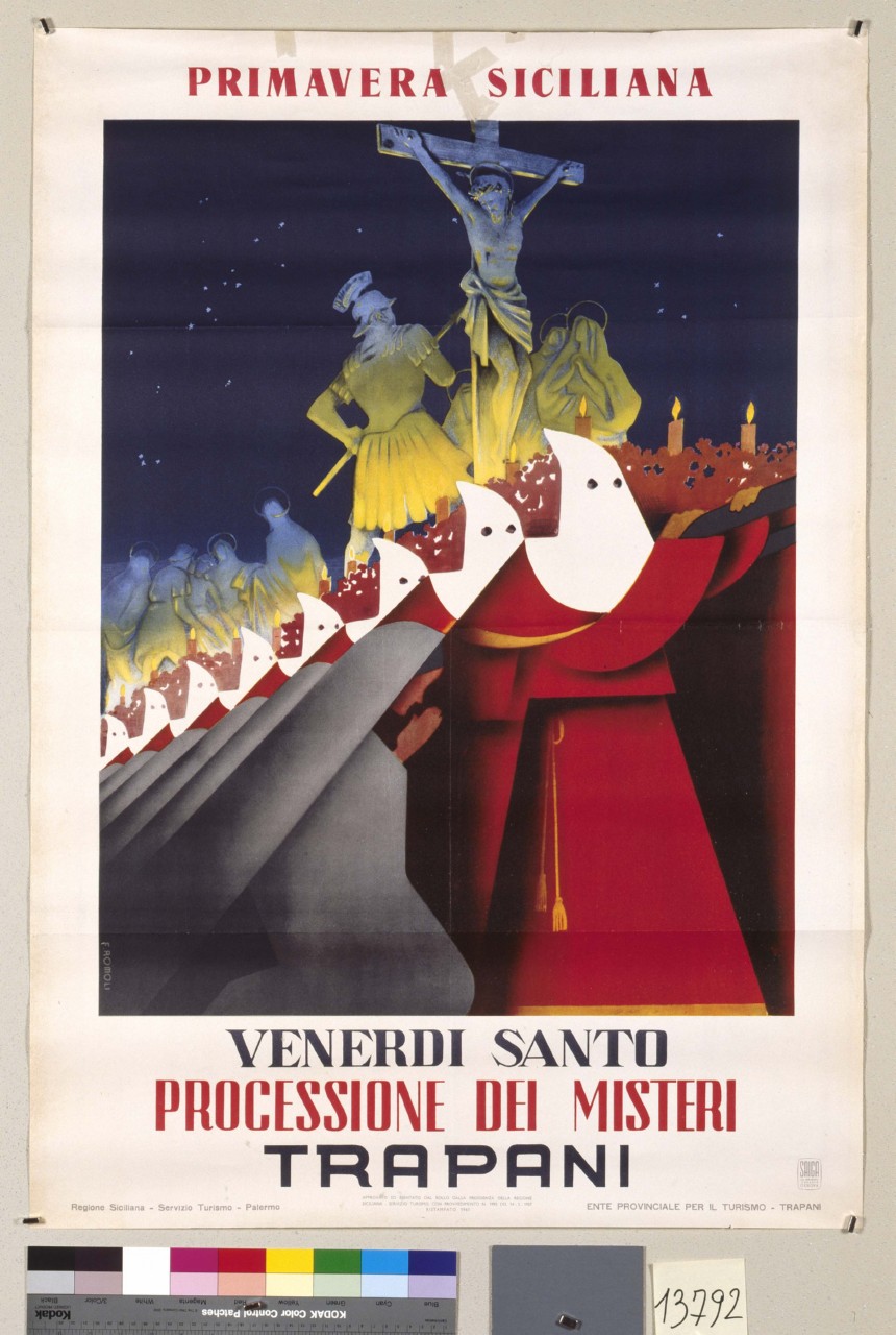 su un catafalco sorretto da uomini incappucciati è raffigurata la Crocifissione (manifesto) di Romoli Filippo (sec. XX)