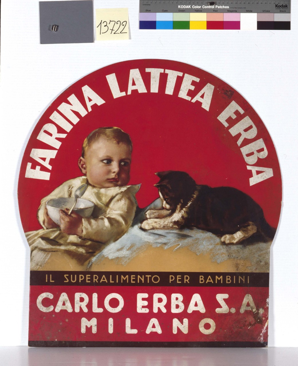 un bambino sorregge una tazza e un cucchiaio e guarda con sospetto un gatto (tabella) - ambito italiano (sec. XX)