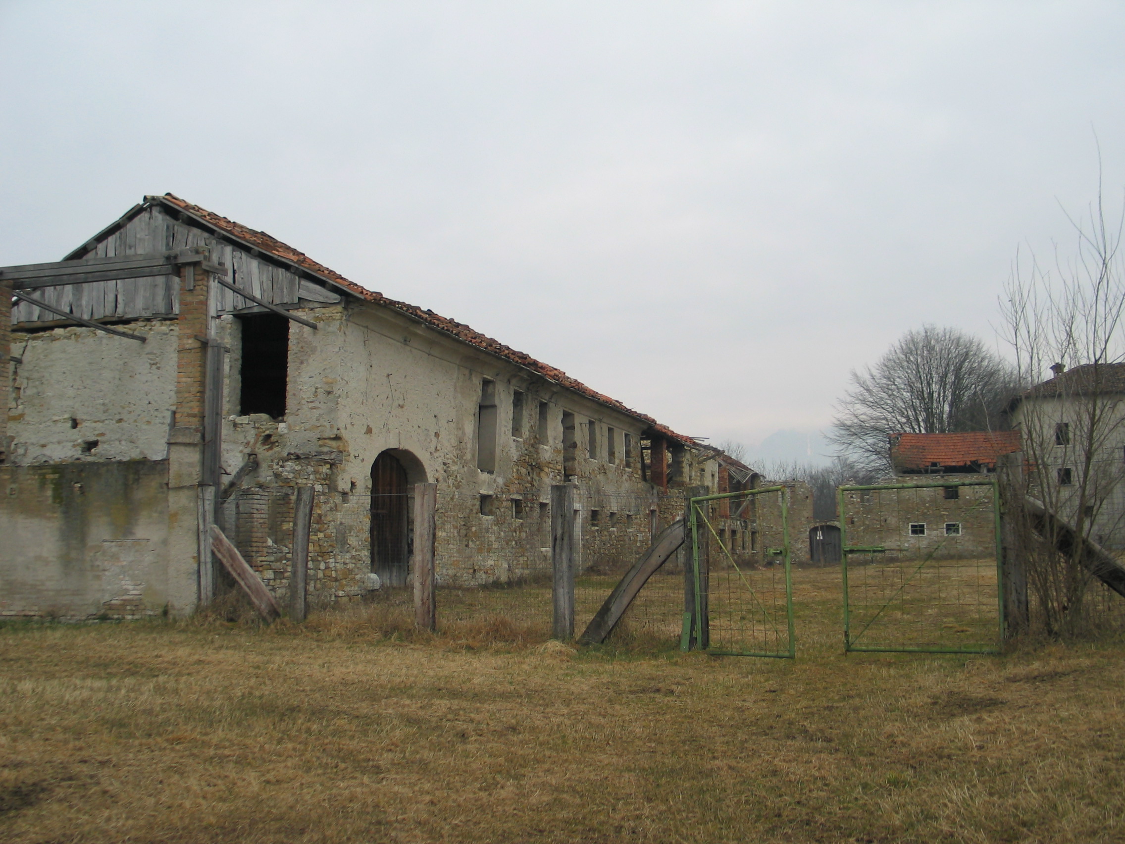 Annessi rustici: fienili, granai, abitazioni contadini - Villa Alpago (casa) - Belluno (BL) 