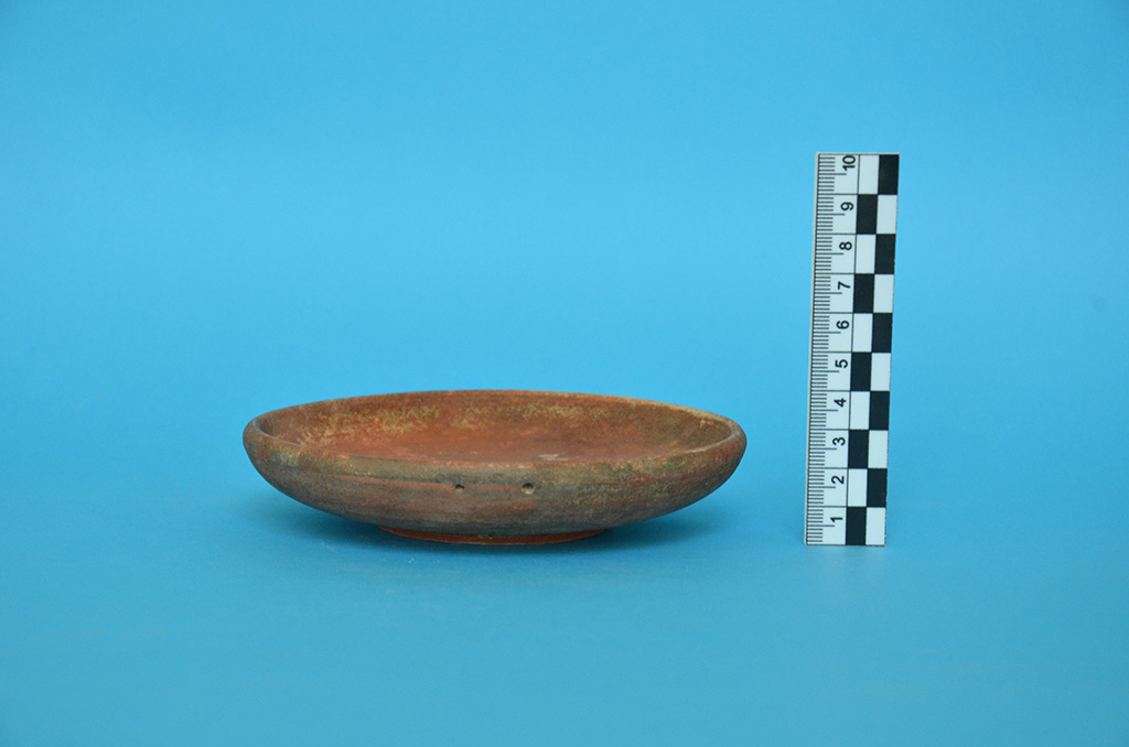 piatto - ceramica apula a vernice nera (Eta' antica)