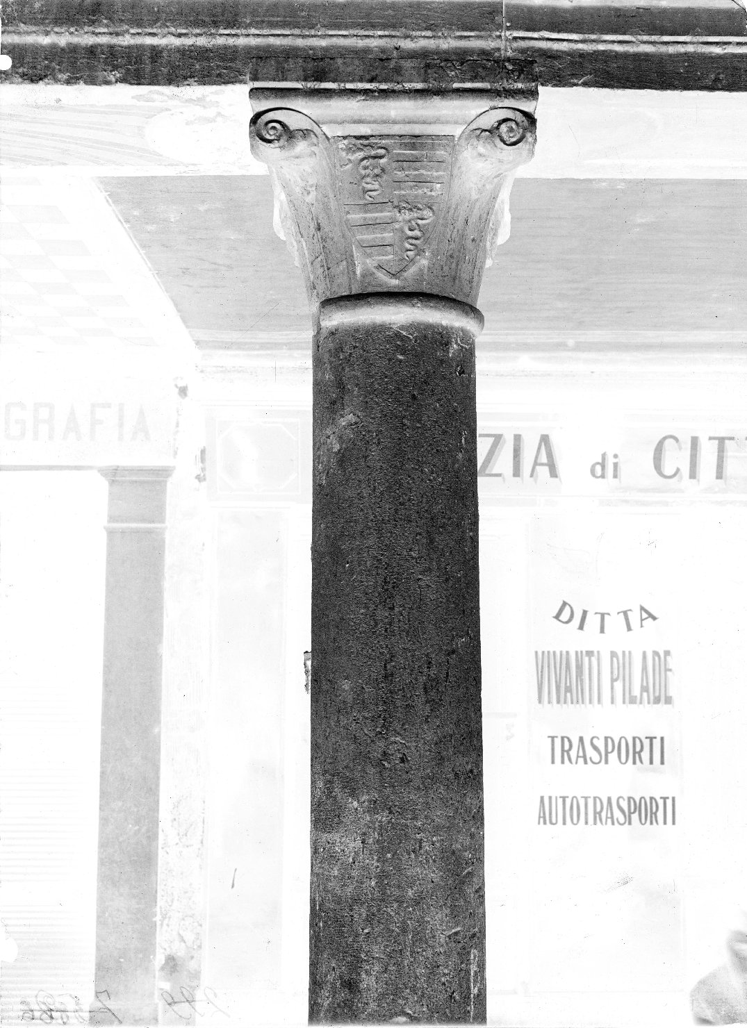 Architettura residenziale - Case - Elementi architettonici - Portici - Colonne - Capitelli (negativo) di anonimo (XX)