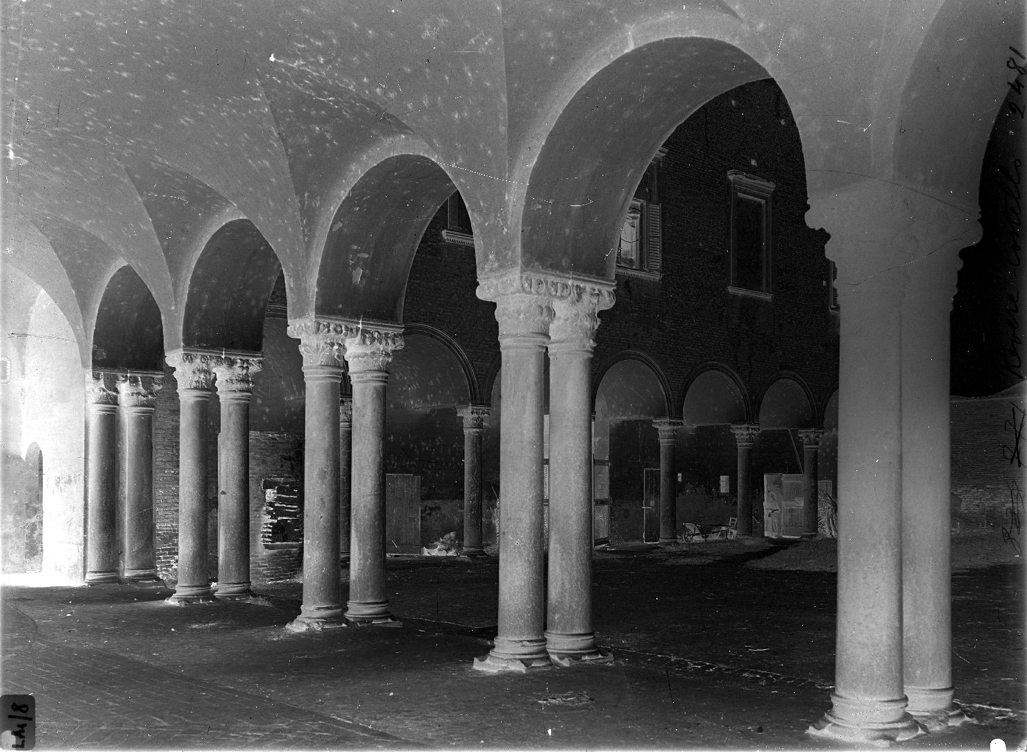 Architetture - Revere - Palazzi (negativo) di Aldegatti, Pietro, Fancelli, Luca, Anonimo (XX)