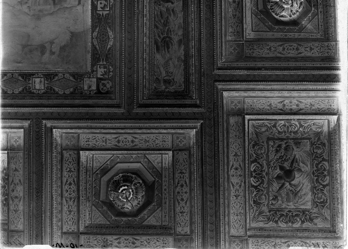 Mantova - Soffitti - Arredi (negativo) di Giulio Romano (scuola), Luca da Faenza (attr), Anonimo (XX)