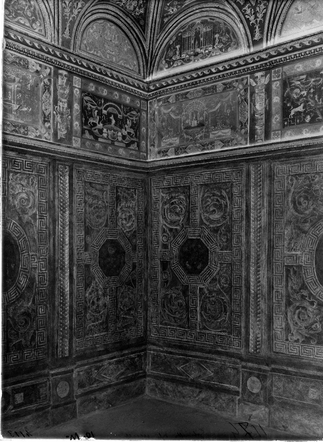 Mantova - Dipinti murali (negativo) di Girolamo da Pontremoli (attr), Degani, Anselmo (attr), Giulio Romano (scuola), Anonimo (XX)