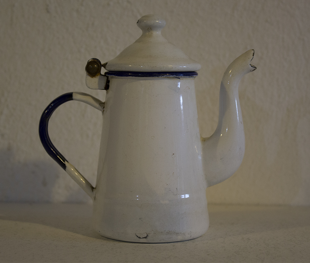 Caffettiera bianca, contenitore