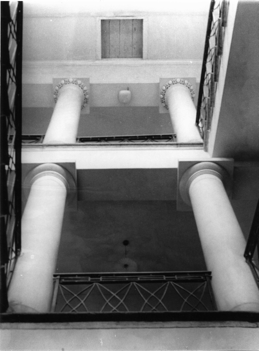 Feltre - Palazzo Zugni - veduta interna - scala (negativo) di Segusini, Giuseppe, Nonveiller, Giorgio (seconda meta' XX)
