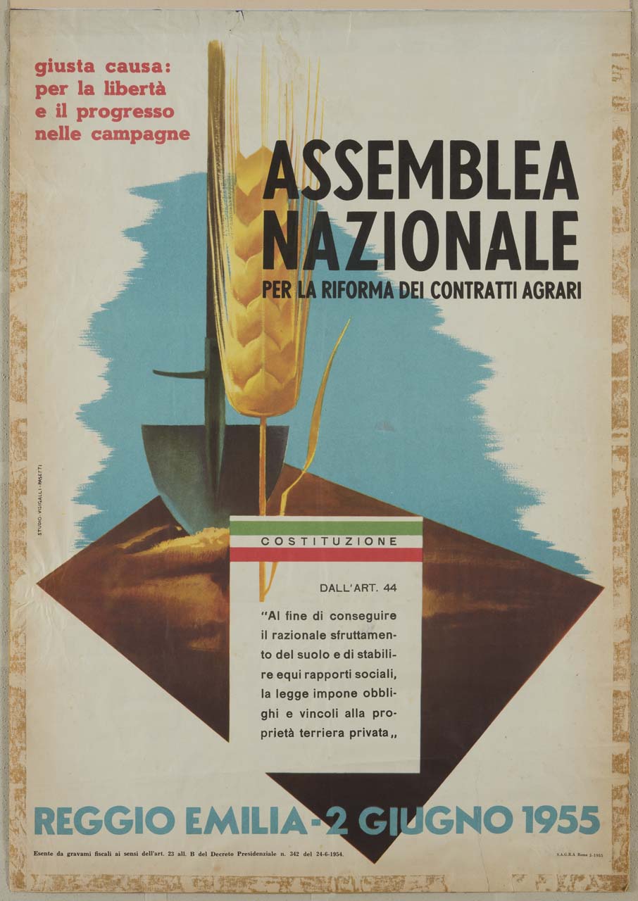 spiga di grano davanti a badile conficcato nella terra ed estratto dalla Costituzione taliana (manifesto) di Studio Visigalli Pasetti (sec. XX)