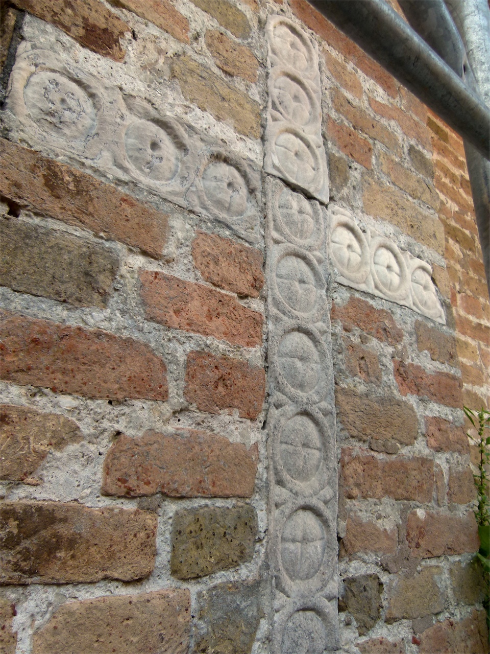 motivo decorativo a rosette (croce, opera isolata) - ambito veneziano (secc. XI-XII, secc. XII-XIII)