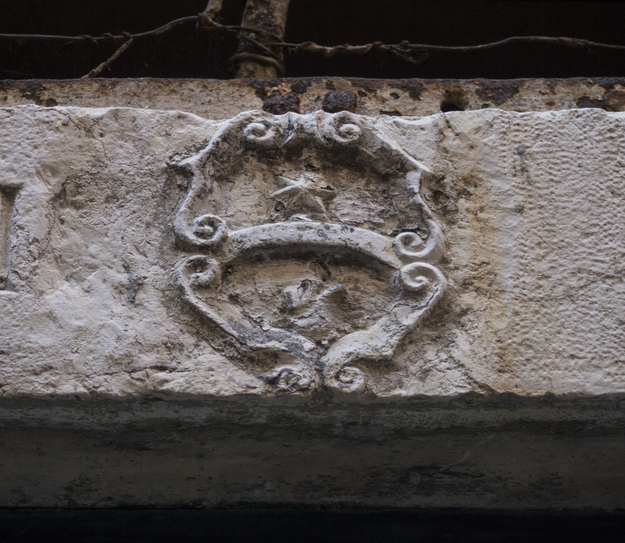 stemma gentilizio della famiglia Lini (architrave, elemento d'insieme) - ambito veneziano (XVII-XVIII)