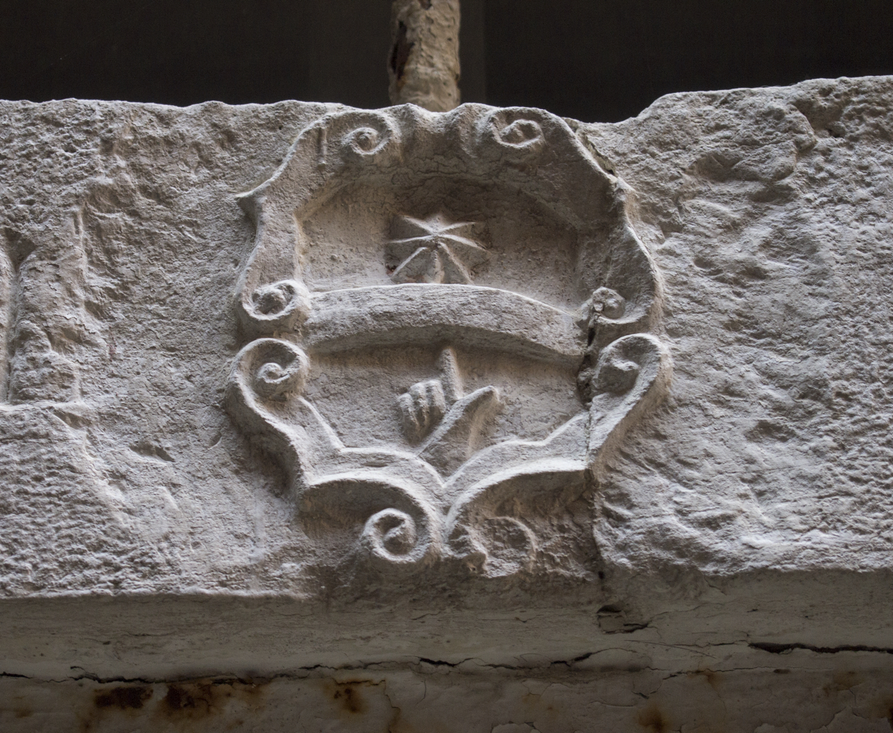 stemma gentilizio della famiglia Lini (architrave, elemento d'insieme) - ambito veneziano (XVII-XVIII)