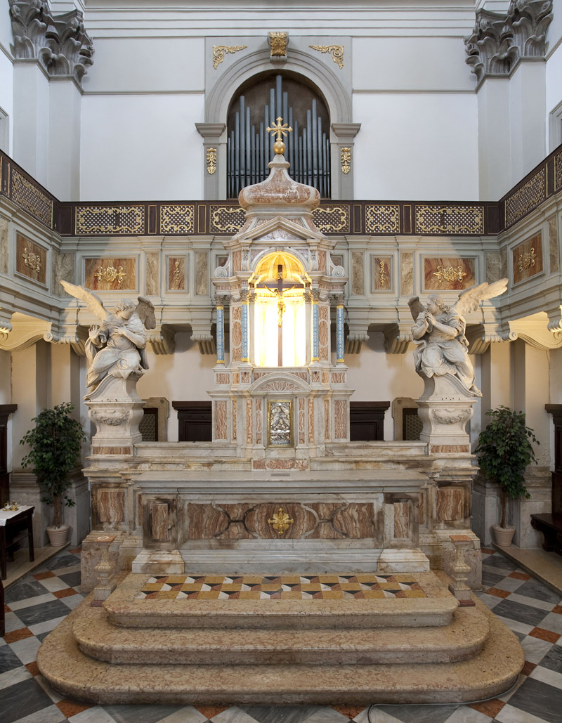 croce di Avellana, angeli, Gesù Cristo celebra l'Eucaristia, motivi decorativi geometrici (altare maggiore, insieme) di Cozzetti Alvise (terzo quarto sec. XVIII)
