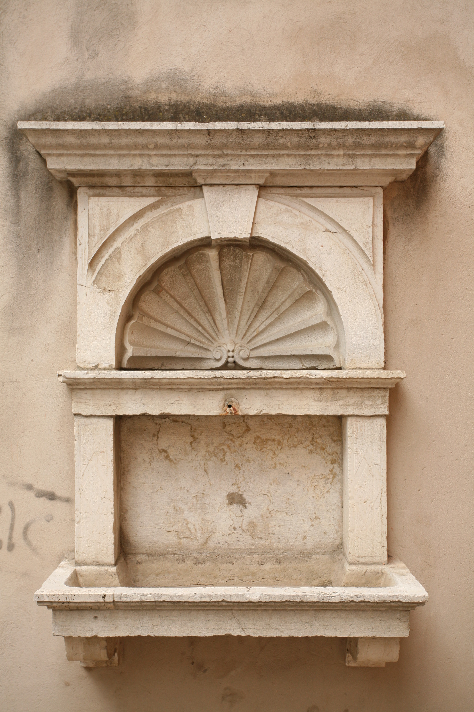 motivo decorativo a valva di conchiglia (lavabo a parete, opera isolata) - bottega veneta (meta' sec. XVIII)