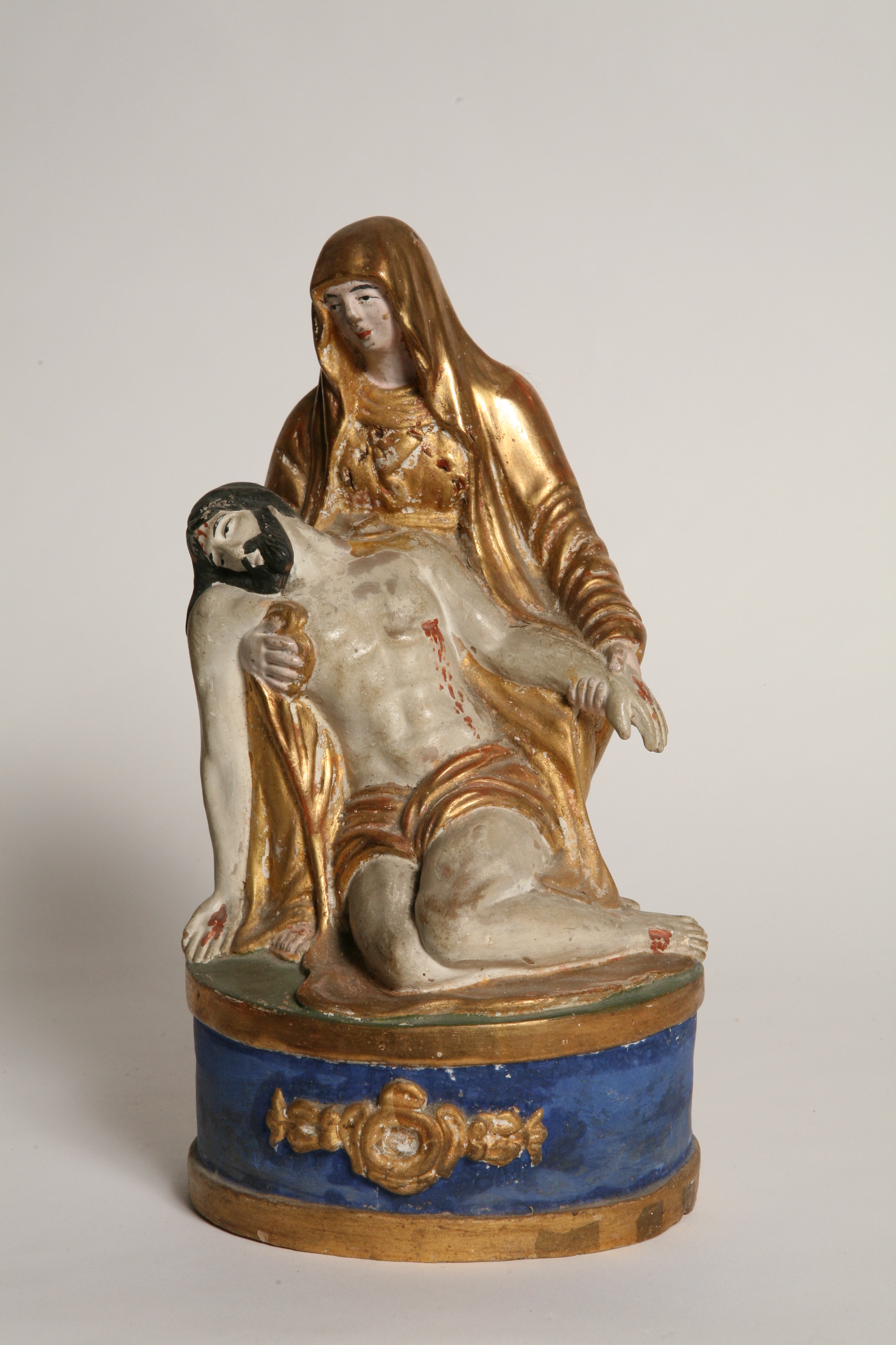 pietà, Madonna con Gesù Cristo morto in grembo, rosone (statuetta, opera isolata) - bottega italiana (primo quarto sec. XX)