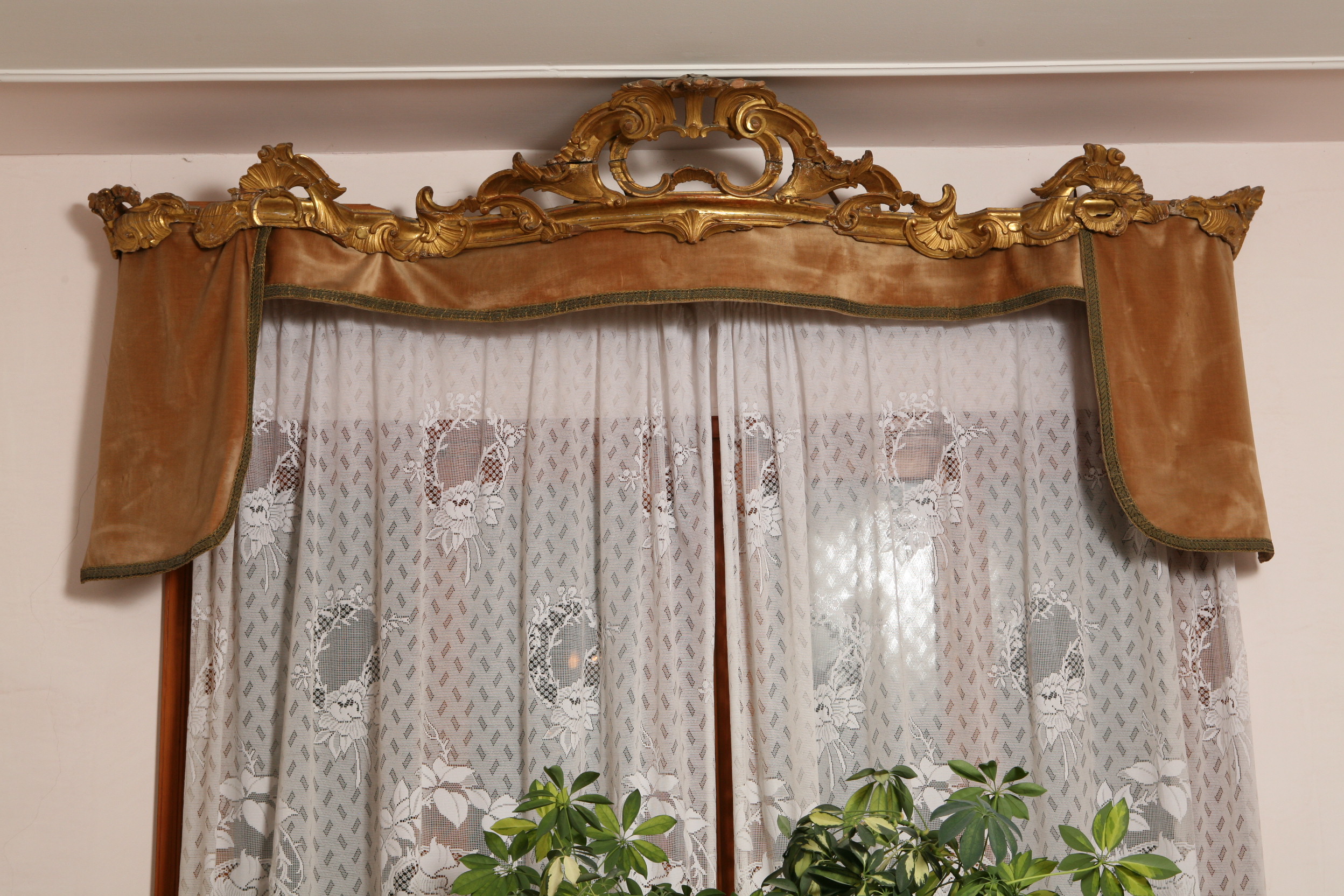 motivi decorativi a voluta e a valva di conchiglia (mantovana, coppia) - bottega veneziana (prima meta' sec. XVIII)