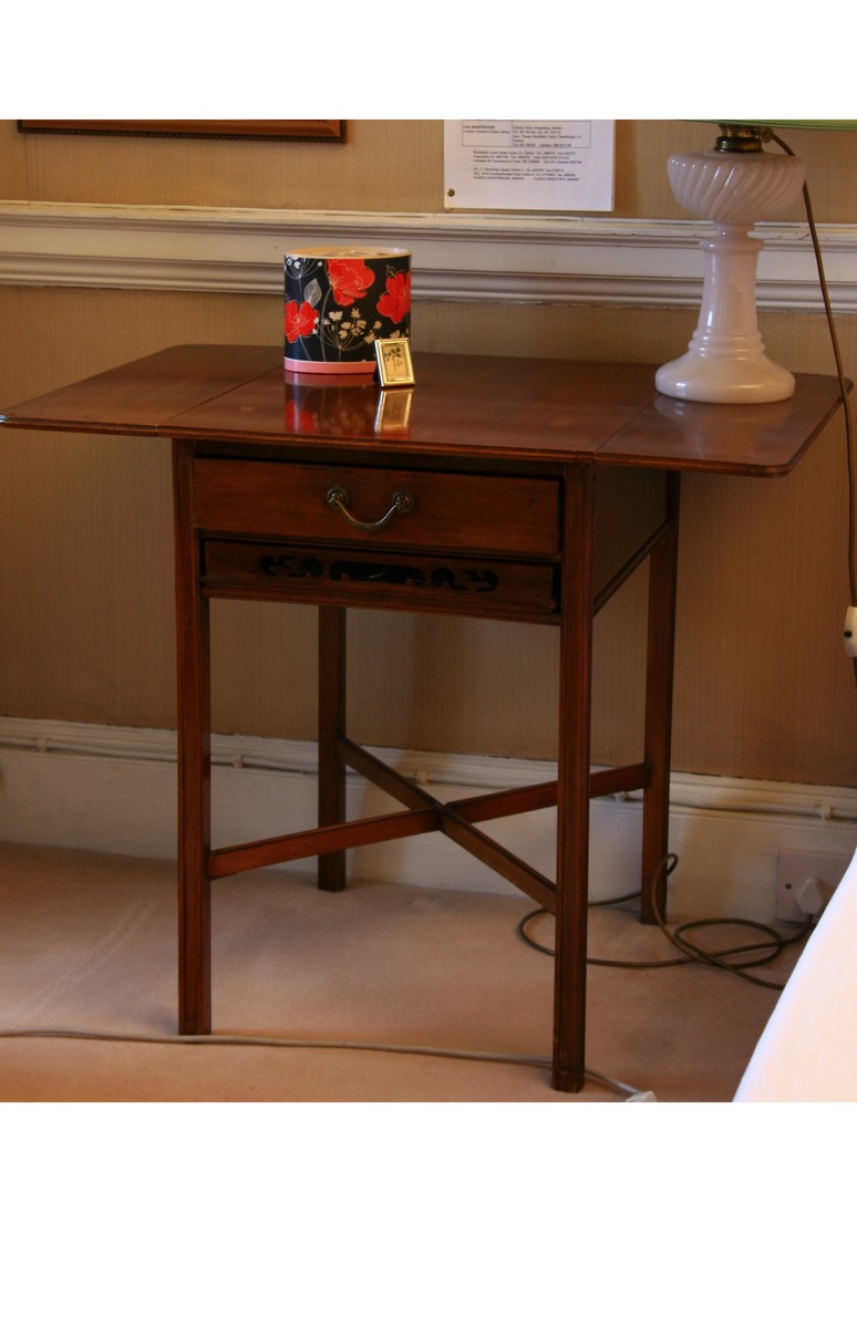 tavolino - ambito inglese (fine Sec.XIX)