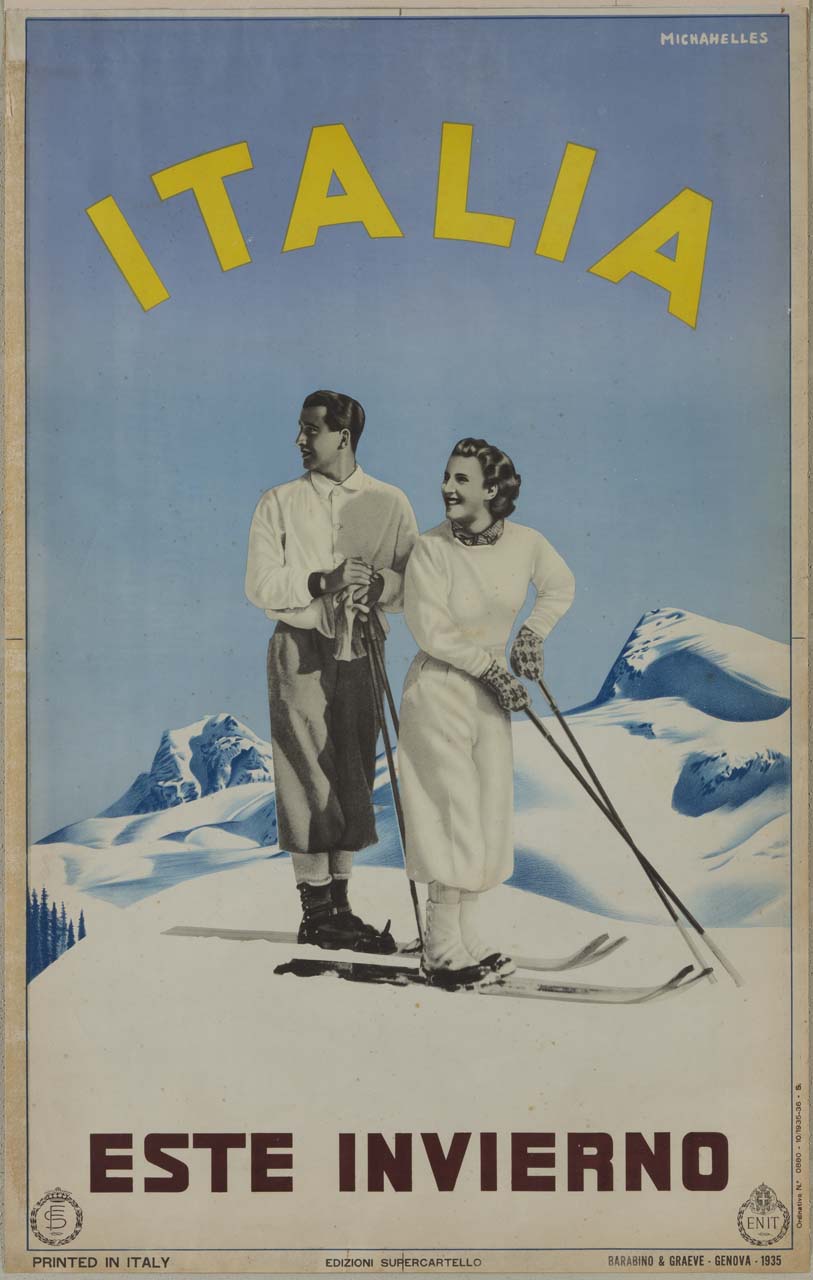 due sciatori, un uomo e una donna, che rivolgono sguardi sorridenti verso le montagne (manifesto) di Michahelles Ruggero Alfredo detto RAM (sec. XX)