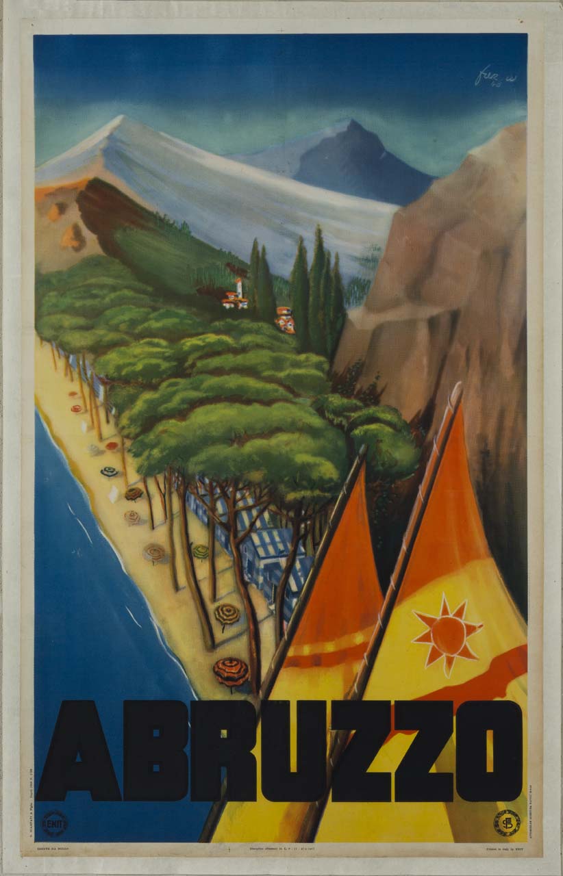 veduta di una spiaggia, fra costoni di rocce, con stabilimenti balneari e pineta, montagne innevate sullo sfondo e pennoni di barche a vela in primo piano (manifesto) di Furlotti Pietro (sec. XX)