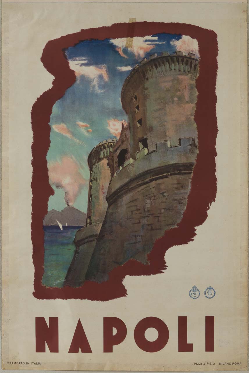 particolare di due delle torri e dell'arco trionfale del Maschio Angioino che affaccia sul mare solcato da barche a vela e sullo sfondo il Vesuvio fumante (manifesto) - ambito italiano (sec. XX)