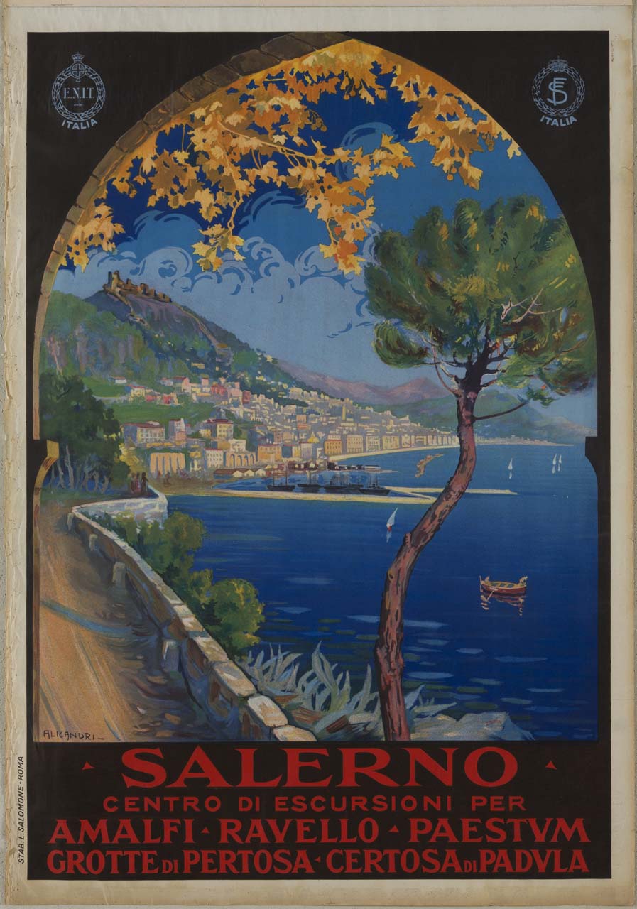 veduta del golfo di Salerno, con la città, la costiera amalfitana, le colline circostanti con il castello di Arechi, visti attraverso un arco ed in primo piano un pino marittimo (manifesto) di Alicandri Vincenzo (sec. XX)