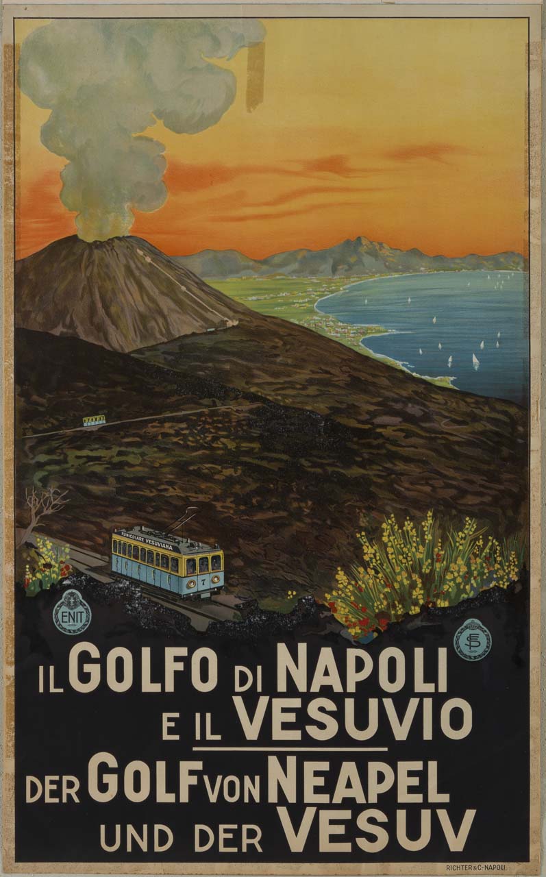 veduta al tramonto del Golfo di Napoli, con la città, il Vesuvio fumante e in primo piano la funicolare vesuviana con alcune vetture in funzione, cespugli di ginestre e papaveri (manifesto) di Borgoni Mario (attribuito) (sec. XX)